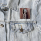 Allegorische kerkfiguur die een krijgsraad vasthou vierkante button 5,1 cm (In situ)