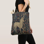 Allegorische "Millefleurs" Bosbouw met dieren Tote Bag (Dichtbij)