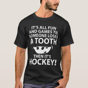 Allemaal plezier en spelende hockeyspeler t-shirt