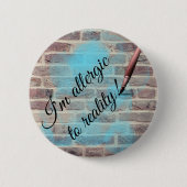 "Allergic to reality" design pin/ Ronde Button 5,7 Cm (Voorkant)