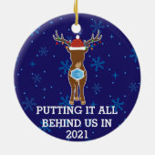 Alles achter ons Reindeer 2021 grappig masker Keramisch Ornament (Achterkant)