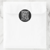 Alles gebeurt zwarte Sticker (Tas)