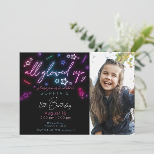 Alles gloeide op in de donkere verjaardagsuitnodig kaart (Staand voorkant)