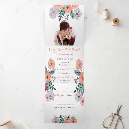 Alles in één koraallavendel en groen Floral bruilo Drieluik Uitnodiging (Binnen)