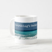 Alles is beter op het klassieke strand koffiemok (Voorkant links)