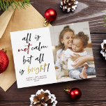 Alles is geen Calm Funny Modern Gold-kerstfoto Feestdagenkaart<br><div class="desc">Alles is niet kalm, maar wel helder. Deze grappige kerstkaart zal zeker een glimlach krijgen van familie en vrienden deze vakantietijd. Dit ontwerp is voorzien van handgeschreven penseelscriptkalligrafie met "niet" in een feestelijke rode kleur en "helder" in faux goud. Hieronder, is er uw douanegroet, familienaam, en jaar. Rechts zie je...</div>