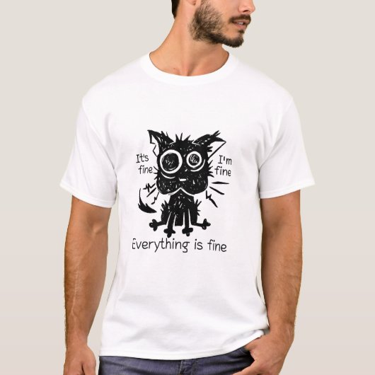 Alles Is Goed Grappige Pluizige Kat T-Shirt (Voorkant)