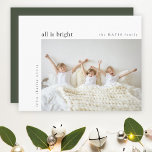 Alles is helder, minimaal kerstmis Kinder Foto gro Feestdagenkaart<br><div class="desc">Een stijlvol foto-vlakke wenskaart met een klassieke typografie "alles is helder" in zwart op een schone, eenvoudige witte achtergrond en een donkerbos-groene eigenschapkleur aan de achterzijde. De foto en de tekst kunnen gemakkelijk voor een persoonlijke aanraking worden aangepast. Een eenvoudig, minimalistisch en hedendaags kerstontwerp om dit vakantieseizoen te weerstaan! Het...</div>