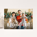 Alles is niet kalm | Funny Holiday-fotokaart Feestdagenkaart<br><div class="desc">Het show van je gekke familiefoto met onze grappige All is niet Calm Feestfotokaart. De grappige kerstkaart is voorzien van uw foto met "Alles is niet kalm" in een witte,  handbediende bekleding met uw begroeting en naam hieronder. Op de achterzijde ziet u een rood en wit sneeuwvlokpatroon.</div>