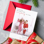 Alles is prima | Funny Merry-kerstfoto Feestdagenkaart<br><div class="desc">Het is prima. We zijn in orde. Alles is in orde! Een verticale de fotokaart van de vakantie met uw foto, minimale typografie, en manuscript handschrift. Op de achterzijde is een handgetekend patroon aangebracht van kerstbomen, mittens, snoepriet, herten, robins, heilig, dennenaaltje en nog veel meer! Voeg jouw tekst aan dit...</div>