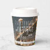 Alles komt goed met het koffie_logo veld papieren bekers (Voorkant)