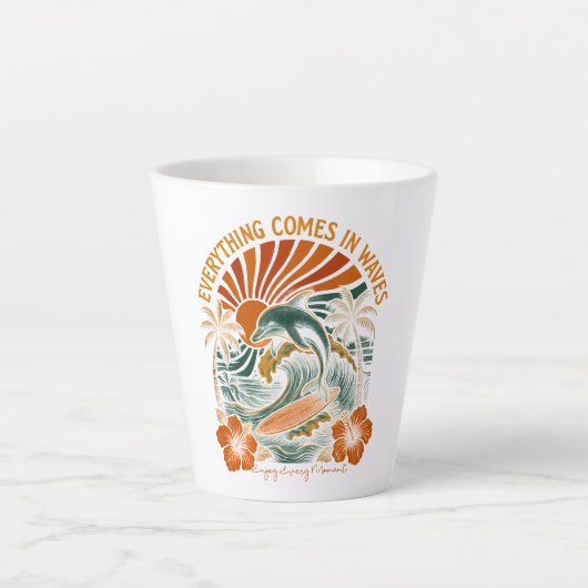 Alles komt terug in de golven latte mok (Voorkant)