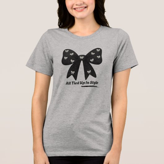 Alles netjes in stijl – Chic minimalistische strik Tri-Blend Shirt (Voorkant)