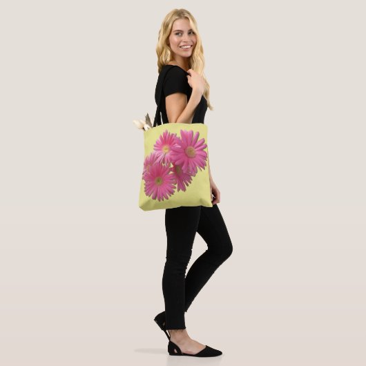 Alles-over Tas - donkerroze Gerbera Daisies (Op model)