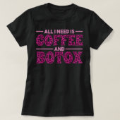 Alles wat ik nodig heb, is koffie en Botox vulstof T-shirt (Design voorkant)