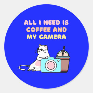 "Alles wat ik nodig heb is koffie en mijn camera"  Ronde Sticker