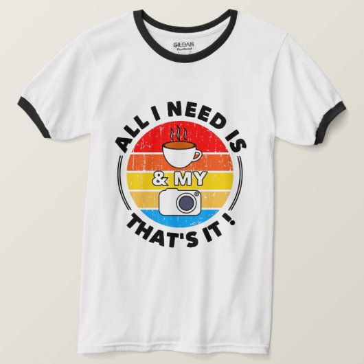 Alles wat ik nodig heb is koffie en mijn camera |  t-shirt (Design voorkant)