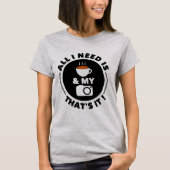 Alles wat ik nodig heb is koffie en mijn camera |  t-shirt (Voorkant)