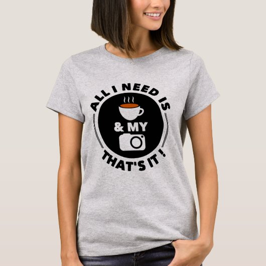 Alles wat ik nodig heb is koffie en mijn camera |  t-shirt (Voorkant)