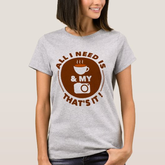 Alles wat ik nodig heb is koffie en mijn camera | t-shirt (Voorkant)