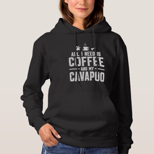 Alles wat ik nodig heb is koffie en mijn Cavapoo Hoodie (Voorkant)