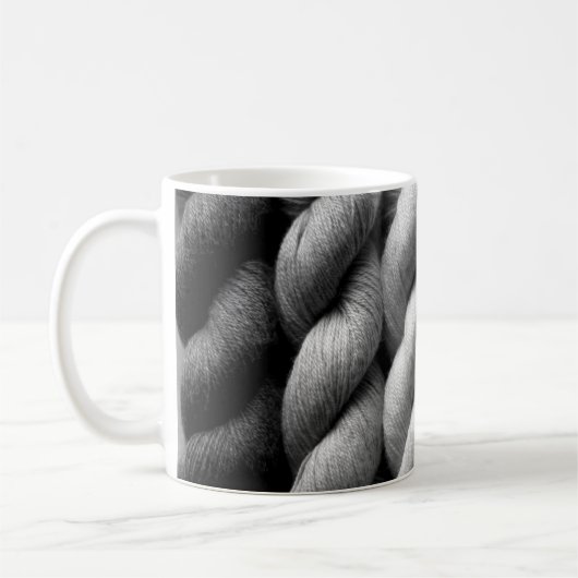 Alles wat ik nodig heb is koffie en Yarn Funny Koffiemok (Links)