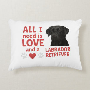 Alles wat ik nodig heb is liefde en een labrador r accent kussen