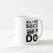 Alles wat ik nodig heb is Voetbal en mijn hond Koffiemok (Voorkant rechts)