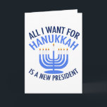 Alles wat ik wil voor Hanukkah is een nieuw Presid Feestdagen Kaart<br><div class="desc">Alles wat ik wil voor Hanukkah is een nieuw president. Een nieuw president zou een groot geschenk zijn voor deze joodse persoon. Een cool cadeau tegen Trump voor een jood die Donald Trump wil belazeren. Weerstand met dit coole blauwe menoraontwerp.</div>