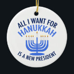 Alles wat ik wil voor Hanukkah is een nieuw Presid Keramisch Ornament<br><div class="desc">Alles wat ik wil voor Hanukkah is een nieuw president. Een nieuw president zou een groot geschenk zijn voor deze joodse persoon. Een cool cadeau tegen Trump voor een jood die Donald Trump wil belazeren. Weerstand met dit coole blauwe menoraontwerp.</div>