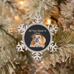 Alles wat je nodig hebt is Liefde & Bulldog Hond C Tin Sneeuwvlok Ornament