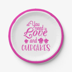 Alles wat je nodig hebt is liefde en cupcakes die papieren bordje