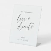 Alles wat je nodig hebt is liefde en donuts bruilo reclamebord met voetstuk (Voorkant)
