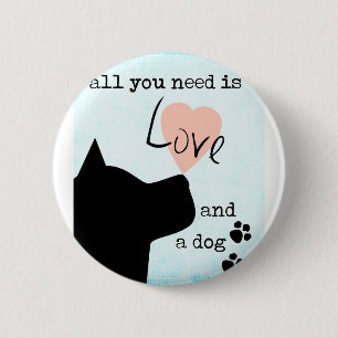 alles wat je nodig hebt is liefde en een hond roze ronde button 5,7 cm