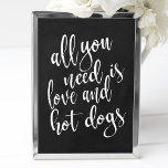 Alles wat je nodig hebt is liefde en hotdogs bord  poster<br><div class="desc">Een elegant teken van de snijrand bruiloft, kenmerkt de tekst "allen u wenst is liefde en die honden"in een extraverte manuscriptdoopvont, voegt de borsteltextuur een spontaan en playful gevoel toe. De achtergrondkleur kan aan uw behoeften en voorkeuren worden aangepast. Neem contact met mij op als u een speciaal verzoek hebt....</div>