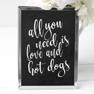 Alles wat je nodig hebt is liefde en hotdogs bord poster