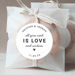 Alles wat je nodig hebt is liefde en koekjes gunst ronde sticker<br><div class="desc">Alles wat je nodig hebt is liefde en cookies begunstigen Stickers</div>