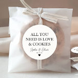 ALLES WAT JE NODIG HEBT IS LIEFDE KOEKJES Hart bru Ronde Sticker<br><div class="desc">Een Classic Black Thank You Wedding Sticker met "Alles wat je nodig hebt is Liefde en Cookies" in een klassiek modern,  elegant lettertype. U kunt het gemakkelijk personaliseren met uw namen en trouwdatum.</div>