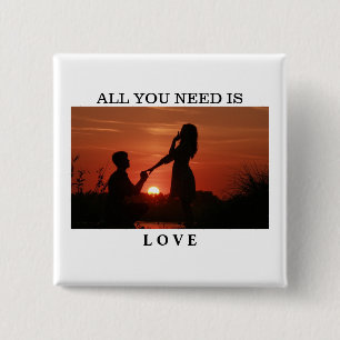 Alles wat je nodig hebt is liefde koppel jubileum  vierkante button 5,1 cm