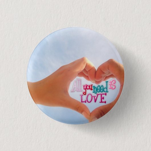 Alles wat je nodig hebt is liefde ronde button 3,2 cm (Voorkant)