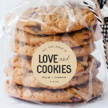 Alles wat je nodig hebt is Love & Cookies Wedding  Ronde Sticker<br><div class="desc">"Alles wat je nodig hebt is liefde en koekjes." Personaliseer uw label met uw namen en trouwdatum binnen een schoon en modern design. Gebruik voorkeurslabels voor uw bruiloft of vrijgezellenfeest.</div>