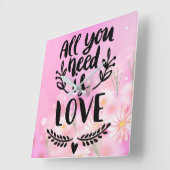 Alles wat u nodig hebt is Love Quote met Daisies Vierkante Klok (Hoek)