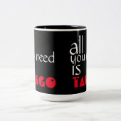 Alles wat u nodig hebt is Tango Quote Tweekleurige Koffiemok (Center)