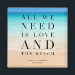 Alles wat we nodig hebben is liefde en het strand  magneet<br><div class="desc">Mooie strandsport bevoordeelt magneten met het gezegde "We hebben alleen liefde en het strand nodig". Gepersonaliseerd met je naam en trouwdatum.</div>