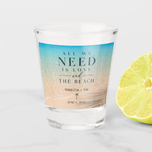 Alles wat we nodig hebben is liefde strand bruilof shot glas