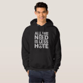 'ALLES WAT WE NODIG HEBBEN IS MINDER HAT' T-Shirt (Voorkant volledig)