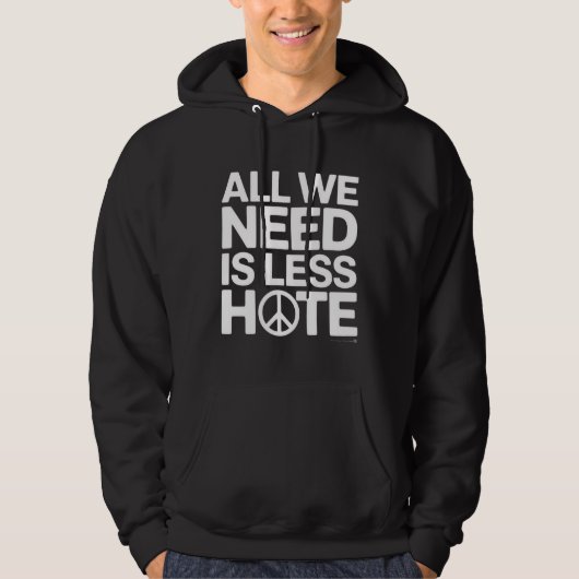 'ALLES WAT WE NODIG HEBBEN IS MINDER HAT' T-Shirt (Voorkant)