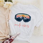 ALLIE Ski Snowboarden Bruid Vibes Bachelorette T-shirt<br><div class="desc">Dit t-shirt heeft bruidsvibes kleurrijke skibrillen en een leuk handgeschreven lettertype. Dit shirt,  in combinatie met de mountain vibes t shirt,  zorgt voor de perfecte samenhangende uitstraling voor uw ski- of snowboardvakantie in de bergen.</div>