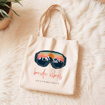 ALLIE Ski Snowboarden Bruid Vibes Bachelorette Tote Bag<br><div class="desc">Het Allie Collectie beschikt over ski-/snowboardbril heldere pinks,  sinaasappels en groene zonsondergangskies over het besneeuwde gebergte met navy pijnbomen. Dit collectie is ideaal voor uw bergski of snowboarden wintercabine vrijgezellenweekend.</div>