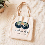 ALLIE Ski Snowboarden Mountain Vibes Bachelorette Tote Bag<br><div class="desc">Het Allie Collectie beschikt over ski-/snowboardbril heldere pinks,  sinaasappels en groene zonsondergangskies over het besneeuwde gebergte met navy pijnbomen. Dit collectie is ideaal voor uw bergski of snowboarden wintercabine vrijgezellenweekend.</div>